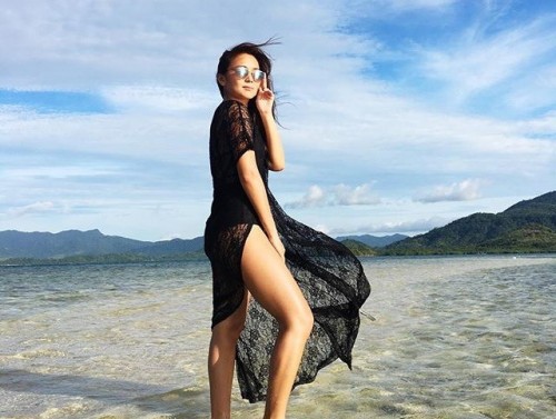 kathryn benardo on the beach